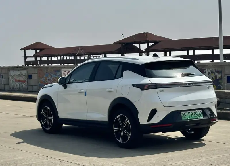 Lynk & Co 06 - 6