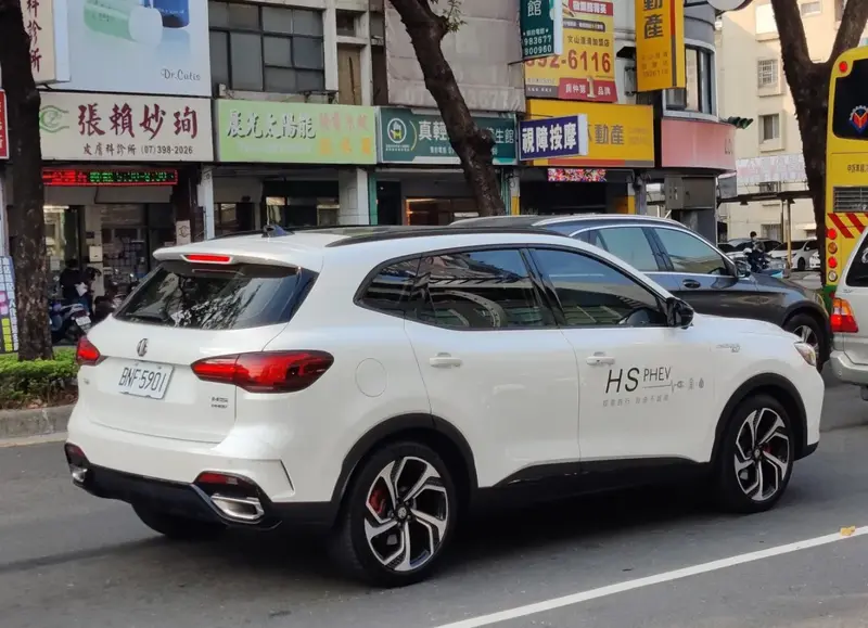 MG HS - 3