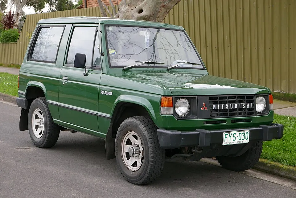 Mitsubishi Pajero Pajero I Canvas Top (L04_G)