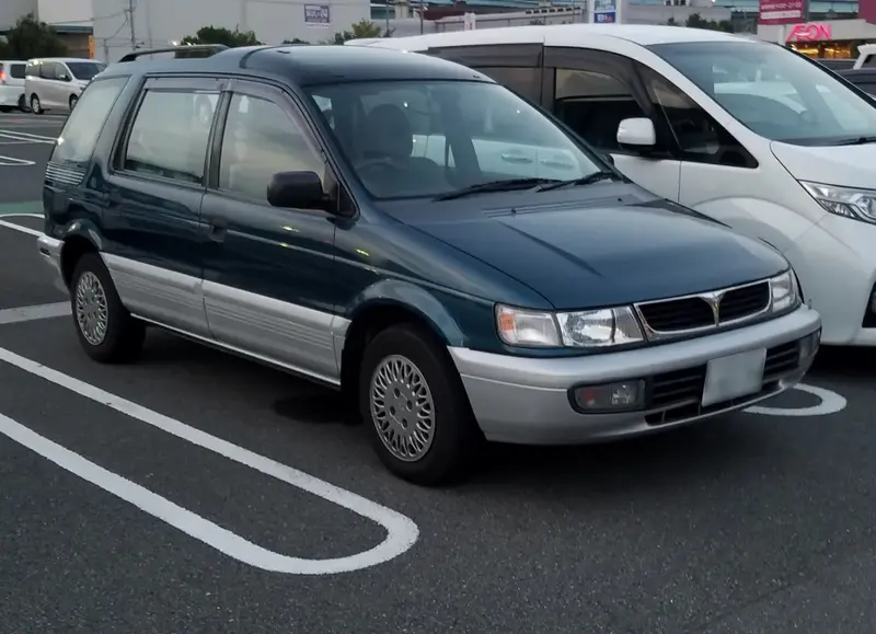 Mitsubishi Chariot - 3