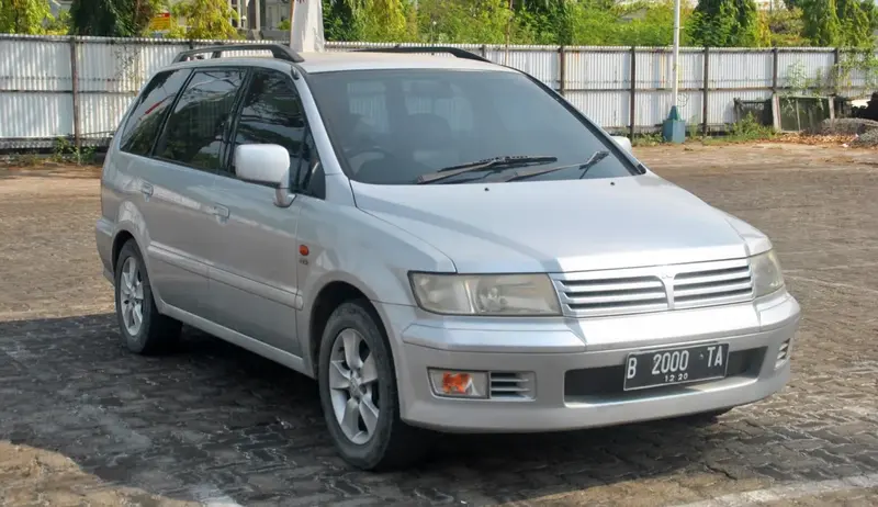 Mitsubishi Chariot - 2