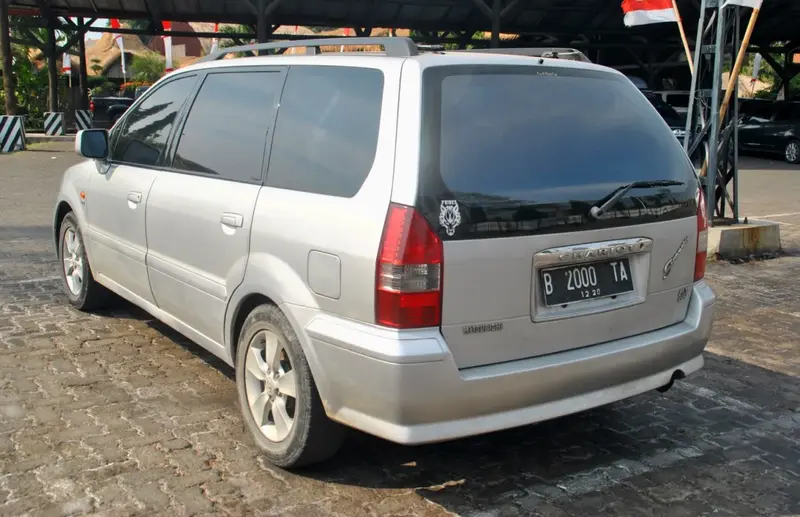 Mitsubishi Chariot - 3