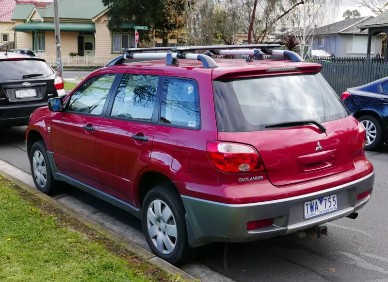 Mitsubishi Outlander - 2
