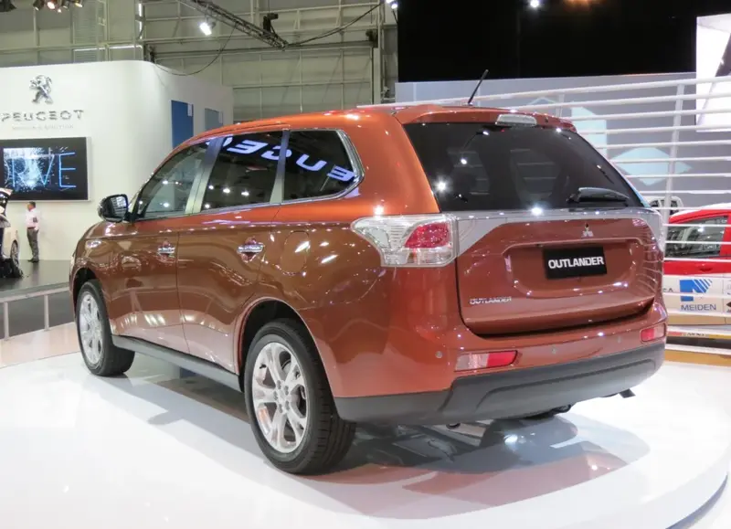 Mitsubishi Outlander - 2