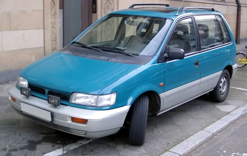 Mitsubishi Space Runner - 2