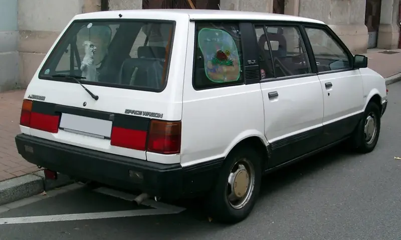 Mitsubishi Space Wagon - 2