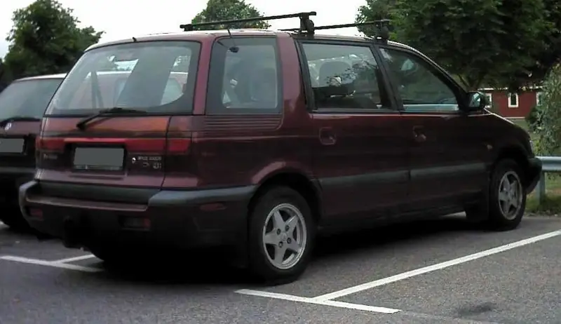 Mitsubishi Space Wagon - 2
