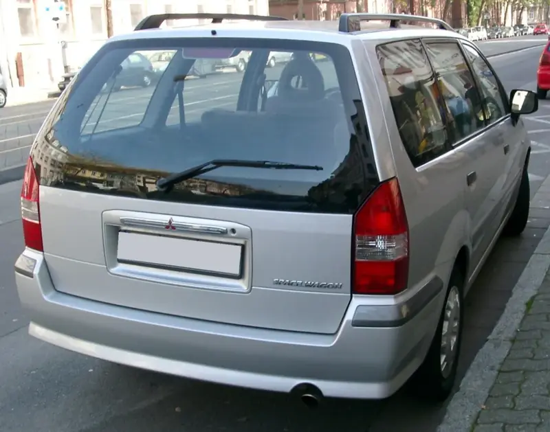 Mitsubishi Space Wagon - 2