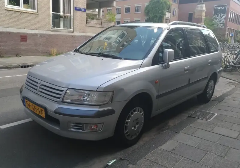 Mitsubishi Space Wagon - 3