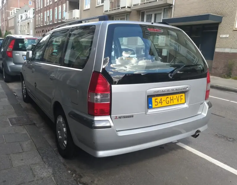 Mitsubishi Space Wagon - 4