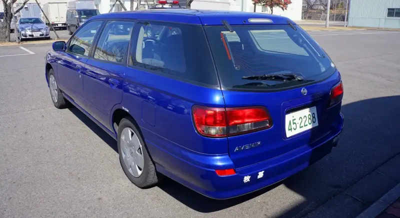 Nissan Avenir - 4