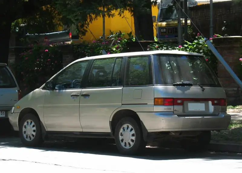 Nissan Prairie - 2