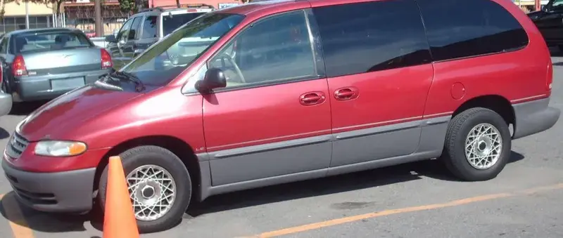 Plymouth Grand Voyager - 3