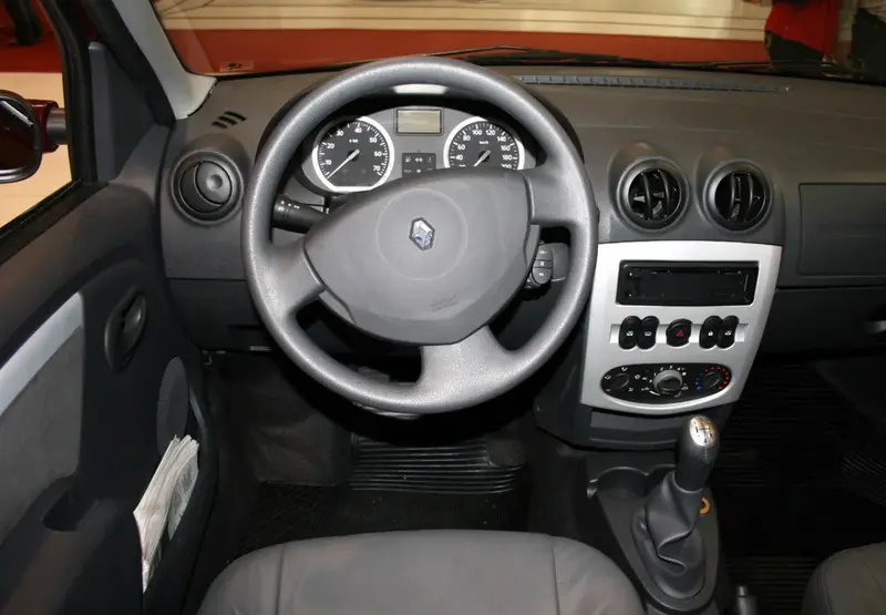 Renault Logan - 3