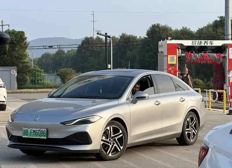 Roewe D7 D7 EV 57.6 kWh (197 bg) - görsel 2