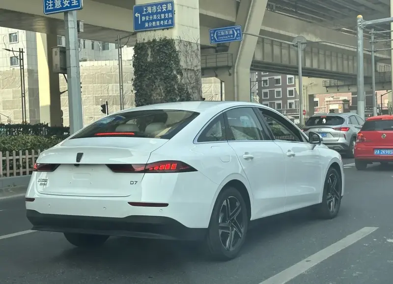 Roewe D7 D7 EV 57.6 kWh (197 bg) - görsel 5