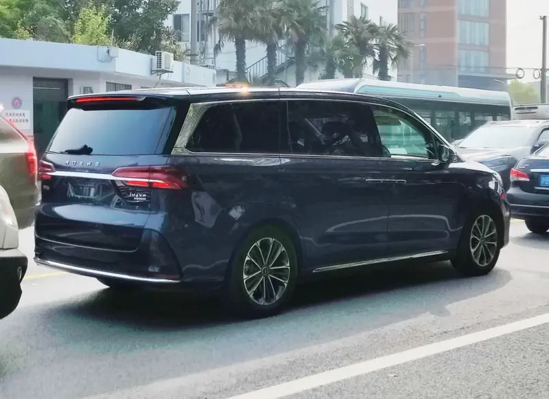 Roewe iMAX8 - 3