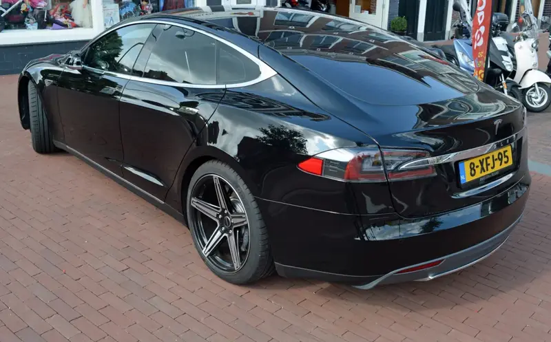 Tesla Model S - 2