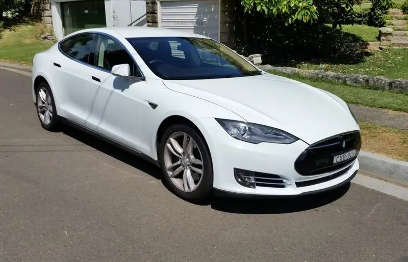 Tesla Model S - 3