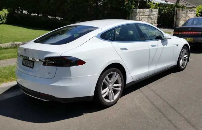 Tesla Model S - 4