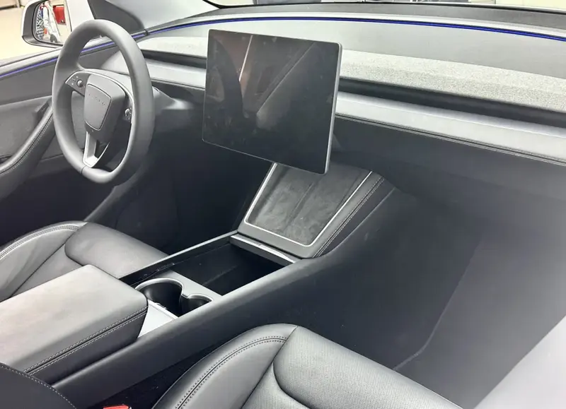 Tesla Model Y - 6