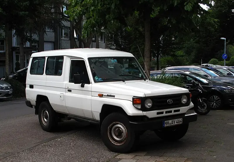 Toyota Land Cruiser - 4