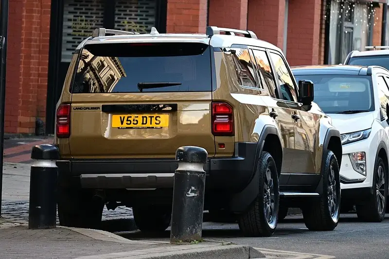 Toyota Land Cruiser - 4