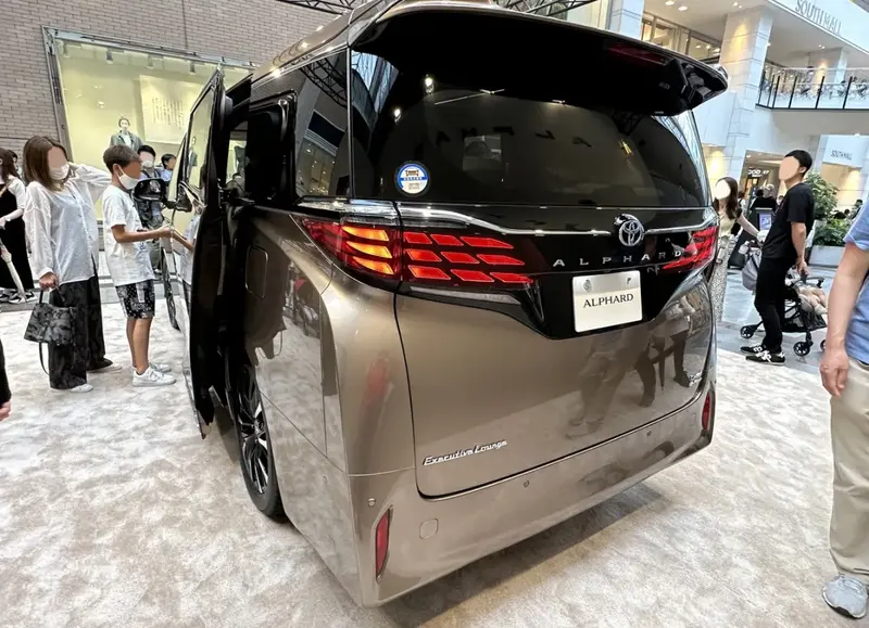 Toyota Alphard - 2
