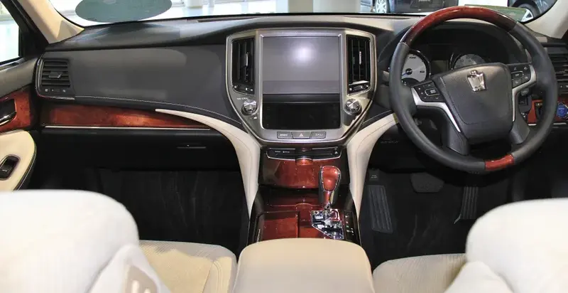Toyota Crown Majesta - 3