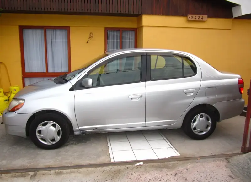 Toyota Platz Platz 1.3i 16V (88 bg) Automatic - görsel 2
