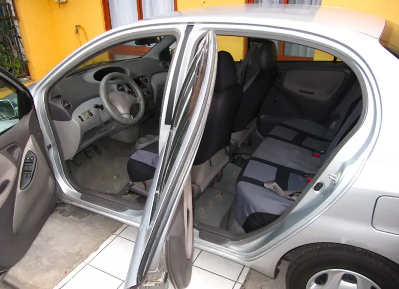 Toyota Platz Platz 1.3i 16V (88 bg) Automatic - görsel 3