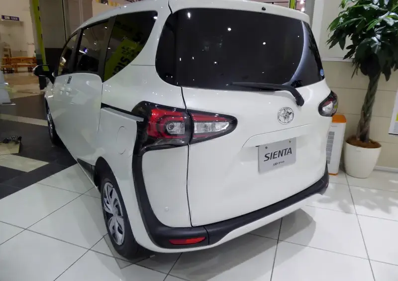 Toyota Sienta - 2
