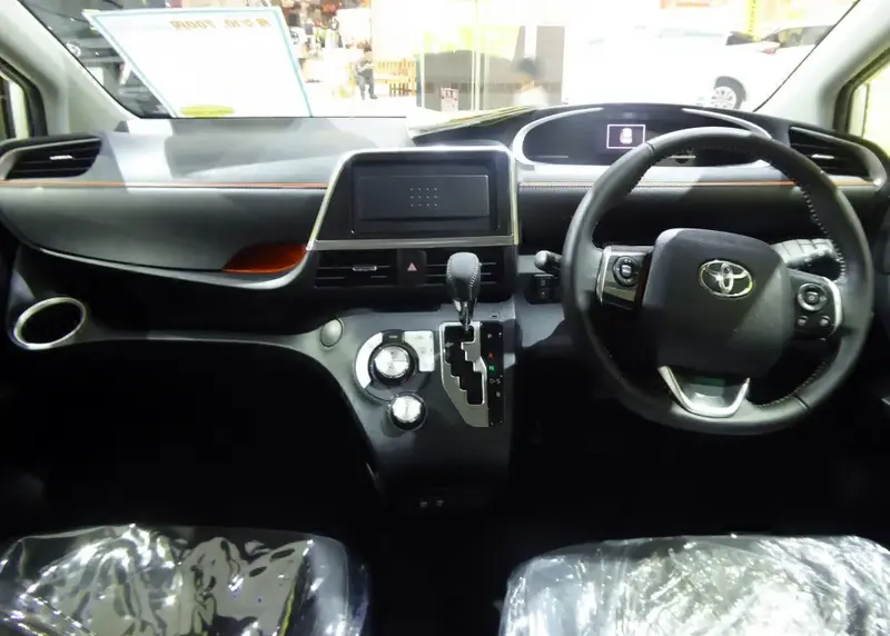 Toyota Sienta - 4