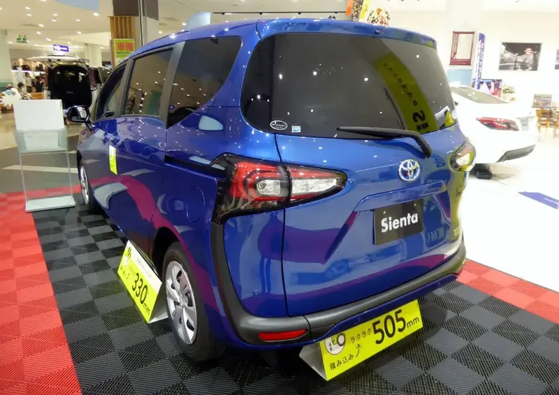Toyota Sienta - 6