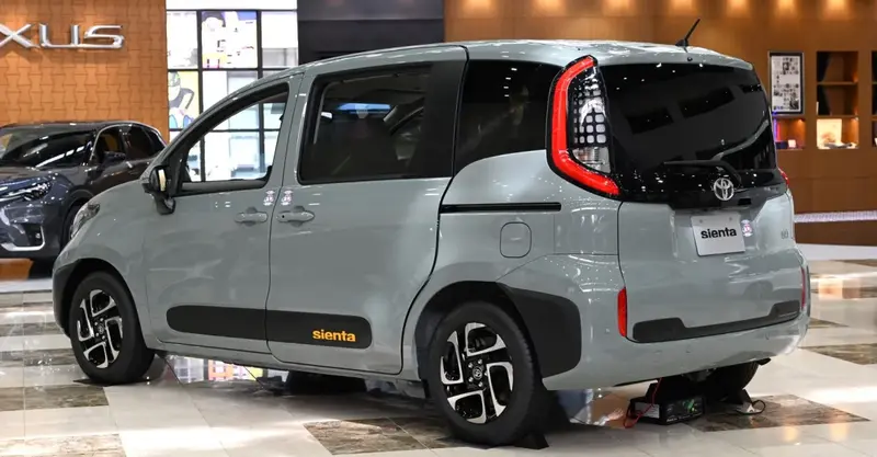 Toyota Sienta - 2