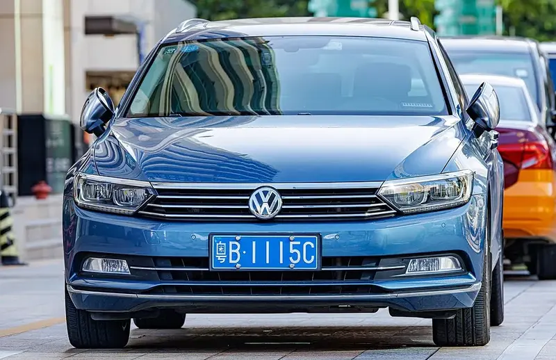 Volkswagen Passat - 4