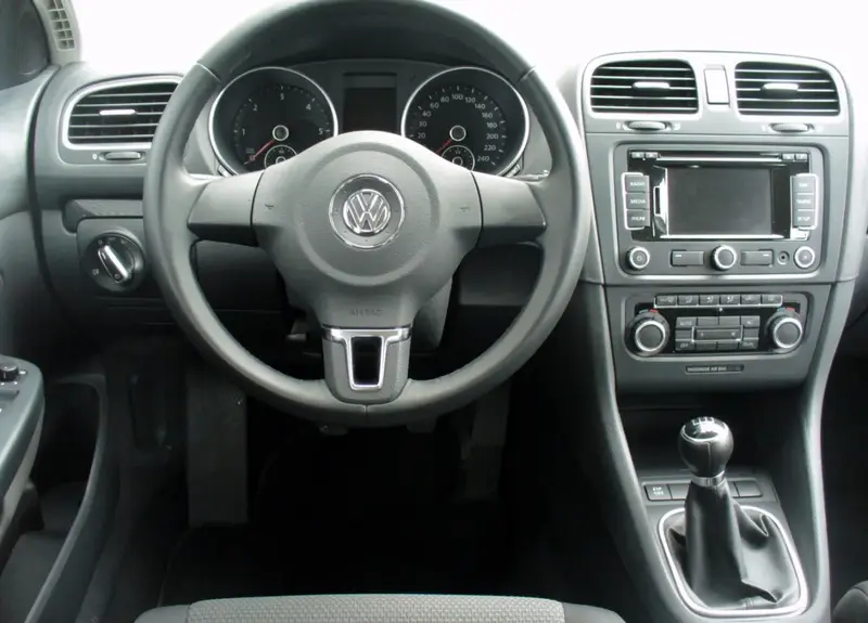 Volkswagen Golf - 6