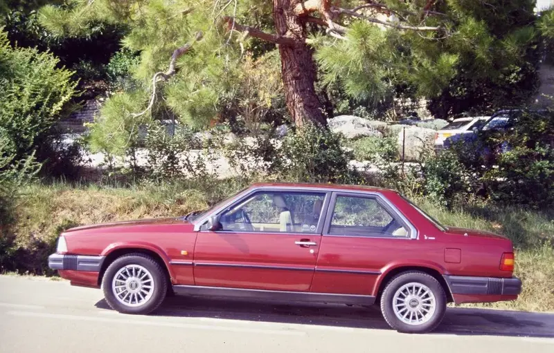 Volvo 780 Bertone 780 Bertone 2.8 V6 (147 bg) Automatic - görsel 2