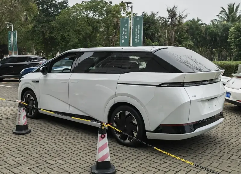XPENG X9 - 5