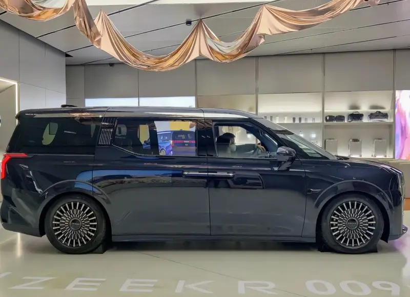 Zeekr 009 009 Glory 108 kWh (789 bg) Dual Motor AWD Electric - görsel 5