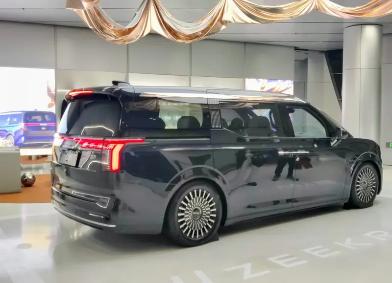 Zeekr 009 009 Glory 108 kWh (789 bg) Dual Motor AWD Electric - görsel 6