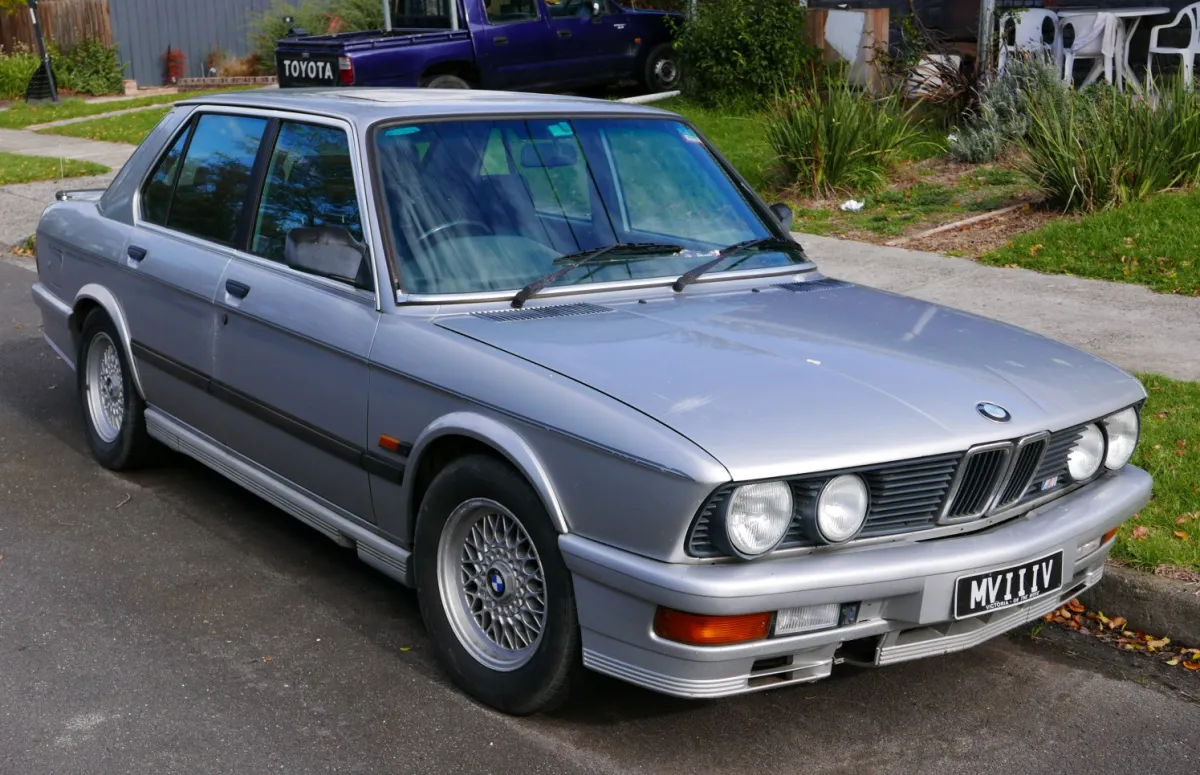 BMW M5 M5 (E28)